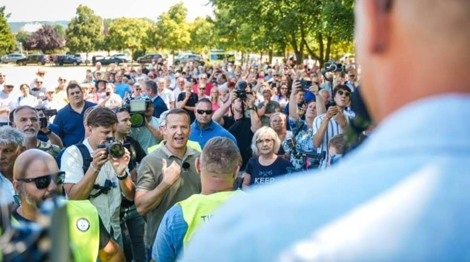 Magyar Péter írásaKöszönjük Toroczkai László elnök úrnak, hogy ma az egész ország előtt bebizonyította, ami eddig is nyilvánvaló volt. Végleg összenőtt, ami összetartozik. De van egy rossz hírem: a Fidesznek a Mi Hazánkkal sem lesz többsége a következő Országgyűlésben. Érdemes megnézni a megafonosok és az odarendelt teljes fideszes propaganda tudósításait. Jobban dicsérik Toroczkait, mint Orbánt😂ui.: elnök úr, javaslom, legközelebb legalább egy olyan valódi kérdést írjanak le előre, ami a hazánk és a honfitársaink sorsát érinti. A dorogiaktól elnézést kérek a Mi Hazánk rendzavaróinak nevében és köszönöm a végtelen türelmüket is!