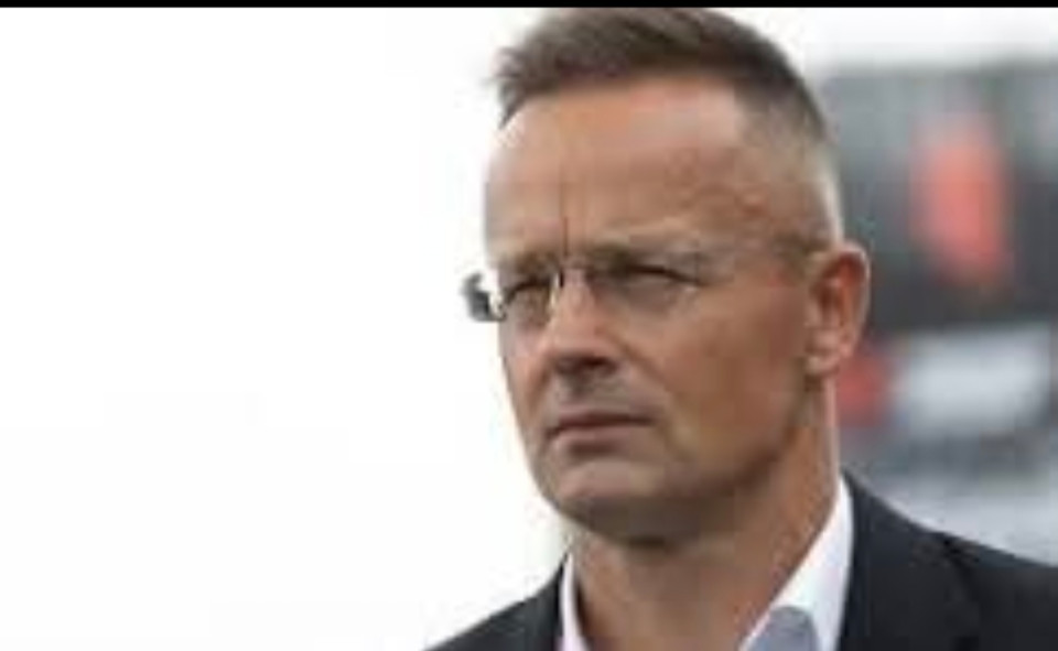 Juszt László írásaPeti fiú, ez megint nem vicces!Szinezed magatokat, de  ez a szín a hányás színe. Tudom, hogy a magyar társadalom 40 százaléka funkcionális analfabéta. De amikor ezt hallottam nem rád gondoltam. Pedig gondolhattam volna. Peti mit is mondtál?“Az Orbán kormány támogatja Európában leginkább Ukrajnát, hogy a családok ne fagyjanak meg.”Nos, Ukrajna földgázimportjának 58 százaléka, illetve vilmlamosenergia-importjának 44 százaléka valóban Magyarországról, illetve Magyarországon keresztül érkezik.Na most, ha nem tudod mi a különbség a támogatás és az import között, akkor tényleg szövegértési problémáid vannak. Elárulom: ti nem támogatjátok Ukrajnát, hanem üzleteltek vele. Ezzel sem lenne semmi baj, csak ne HAZUDJ!Világos?