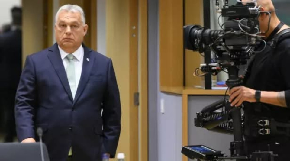Puzsér Róbert irásaMagyarország nem elégOrbán Viktor azt hazudta, hogy neki Magyarország az első, de valójában nem volt neki elég. Lángoló becsvágyát a kilencvenháromezer négyzetkilométerre kiterjedő szuverenitás nem elégítette ki, lélekben tizenötmillió magyar miniszterelnökének lenni nem jelentett kellően nagy kihívást számára, mert többre vágyott ezer év államiságának örökségénél. Hatalmi piramist emelt a Kárpát-medencében, amelynek a csúcsán trónolt, mégsem volt önmaga nagyságával elégedett: a világtérképen akarta látni magát. Hegemóniájának birtokában Magyarország kormányfői pozíciója olyan lett számára, mint egy kamasznak a kismotor: jó volt ráhangolódásnak, de ideje váltani egy igazi felnőtt gépre. Az uniós források, a társadalmi bizalom, a kétharmados országgyűlési többségre jogosító választási győzelmek sorozata, a politikai cselekvés rendkívüli szabadsága, amely a történelem kegyelmi pillanatában részére felkínálkozott, csak zsetonok lettek egy nagyobb játszmához. Orbán Viktor nem Magyarországot akarta vezetni, hanem a történelemkönyvekbe akart iratkozni – nemcsak a magyarba, hanem valamennyibe. Nem pusztán miniszterelnök akart lenni, hanem mítosz. Nem a magyarságot akarta felzárkóztatni, hanem önmagát akarta halhatatlanná tenni, mert nem társadalmi, hanem személyes ambíciója volt: nem a sorsközösség érdekelte, hanem a nevezetesség, úgyhogy nem országot épített a magyaroknak, hanem emlékművet önmagának.Szent István állama nem volt több neki, mint felszállópálya, ahonnan Moszkva megbízásából Brüsszel ostromára indulhat. Magyarország anyagi és emberi erőforrásai nem voltak többek, mint Orbán Viktor nemzetközi hírnevének és politikusi nagyságának eszközei – s mert az ország területe, lélekszáma és gazdasági ereje korlátozott, Orbán Viktor súlyemelésből vett metaforával élve elkezdte a maga mérlegelését meghamisítani. Fölszívta magát propagandaporral, ideológiai izmot épített, ami pedig hiányzott, azt tömegnövelő hatású geopolitikai szteroiddal pótolta, és a nehézsúlyba nyújtotta be nevezését Putyinok, Lukasenkók és Erdoğanok mellé. Csakhogy ez nem az ő súlycsoportja volt, így a nehézsúlyhoz tartozó terhek alatt mára testileg, szellemileg és morálisan összeroskadt. Ajkának zavarodott nyalogatása, nyakkendőjének mániákus igazgatása Vlagyimir Putyin jelenlétében annak jeleként szolgált, hogy a magyar kormányfő nem a saját ligájában versenyez – korábban nem tapasztalt dadogása állapotromlásának aktuális stádiumáról tanúskodik. Testének elváltozása és lefegyverző verbális képességeinek látványos leépülése maradék erkölcsi integritásának elvesztésével szinkronban tette Orbán Viktort önmaga árnyékává, míg a gyurcsányi gyalázat fokára nem hanyatlott – de mert sokkal jobb képességei révén Gyurcsánynál sokkal magasabbra hágott, zuhanásának sebessége is arányosan nagyobb, becsapódásának energiája ennek megfelelően pusztító mértékűnek ígérkezik. Márpedig a magyar közélet egyetlen Gyurcsánynál többet nem bír el, így amint Orbán Viktorból Gyurcsány lett, Gyurcsány Ferenc eltűnt a magyar politikából, ez pedig a legrosszabb előjel, ami az illiberális rendszert érheti. A polgári Magyarország egykori prófétája mára közép-ázsiai típusú despotává züllött, aki a béke szólama mögött fegyverkezik, és szuverenitást demonstrál, miközben orosz propagandát ad elő. A veszedelmes kaland során nemcsak Orbán Viktor épült le anyagilag, szellemileg és morálisan, hanem a zsákmánya, Magyarország is. Az uniós források elapadtak, mert Brüsszel nem finanszírozza tovább önmaga ostromát és Orbán hűbéres oligarchiájának mértéktelen gazdagodását. A pedagógusok utcára vonulnak, mert nem kérnek a hazugságból, fiatalok tömege menekül, mert nem akar statisztikai adat lenni Orbán Viktor életrajzában, a társadalmi mobilitás megrekedt, és a jövő kiszámíthatatlan. A múlt hivatkozási alappá, a jelen kulisszává, a jövő tússzá vált.De Orbán Viktor legalább nagy ember lett: arca címlapokon virít, kijelentéseit és politikáját nemzetközi elemzők értelmezik, neve az Egyesült Államok legutóbbi elnökjelölti vitájában kétszer is elhangzott. Személyének jelentősége akkora, mintha Magyarország európai középhatalom volna. Orbán Viktor ott van, ahová mindig vágyott: nemzetközi figyelem középpontjában. Valóban sikeressé vált – és a magyarok ezzel lettek kifizetve: a miniszterelnökük karrierje a nemzetük sorsának rovására íródott. Most ennek van vége. A béka, amelyik felfújta magát, hogy nagyobb állatnak tűnjön, most levegőért kapkod, a közélet színpadára már csak az árnyéka vetül. Amikor minden eszköze és lehetősége megvolt a társadalmi konszolidációra, elutasította annak gondolatát is, mert annyira idegen volt a személyiségétől, most meg hogy a rendszere igazán rászorulna, már késő. A szuverenitásával verető kormányfő úgy írt történelmet, hogy megfosztotta népét a jövőjétől, egy ország adta a kezébe a sorsát, de neki nem volt elég egy ország, mert nagyobbnak hitte magát a nemzeténél, ezért feláldozta azt a saját mitológiájának építésére.
