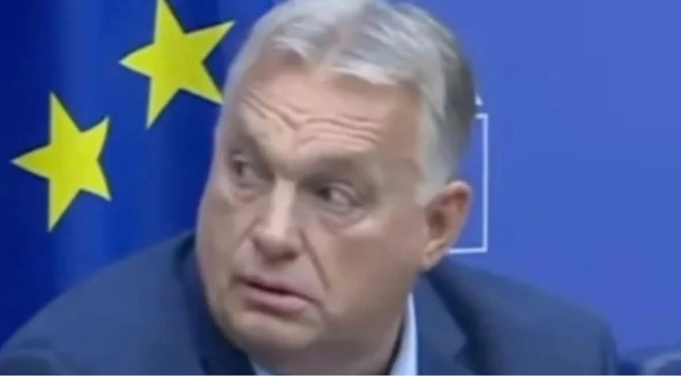 😡 Elég a maszatoló mellébeszélésből!‼️👉Orbán Viktor azt mondta: Varga Juditnak „beesett a kegyelmi ügy”, ami aztán elsodorta, őt. Nem, nem így történt! ✋☝️A kegyelmi ügy nem csak úgy „beesett”! Az történt, hogy a Fidesz-kormány igazságügyi minisztere és a Fidesz köztársaságielnök-asszonya kiengedtek a börtönből egy pedofilt segítő bűnözőt! Ez egy olyan súlyú döntés volt, amiről nehéz elképzelni, hogy az amúgy minden kormányzati döntést irányító Orbán Viktor ne tudott volna.🍊Ezt a botrányt próbálja most Orbán Viktor úgy tálalni, mintha az egy tőle és a kormányától független természeti csapás lett volna.🙈🙉🙊Régi trükkje ez a maszatolás a miniszterelnöknek, hogy a számára kellemetlen tények hátterét, illetve okát elhallgatja, vagy igyekszik másokra kenni.💣Az orosz-ukrán háború kapcsán sohasem beszél arról, hogy Putyin támadott meg egy független országot. Az ő világában a háború csak úgy „van”, felelős nélkül.😶A kontinens legmagasabb inflációját szerinte nálunk a háború okozza. Hogy máshol ez miért jóval kisebb, arról hallgat.🏥A kórházak állapotáért is az ellenzéket teszi felelőssé, dacára annak, hogy már 15 éve a Fidesz kormányoz kétharmados parlamenti többséggel.‼️Orbán még a kegyelmi botrányban is két nővel vitette el a balhét, mondván: ő miniszterelnökként nem tudott semmiről.😡Orbán Viktor csak a hatalmat szereti, a felelősségtől viszont irtózik.✊Ezért kell változtatni, méghozzá minél előbb.