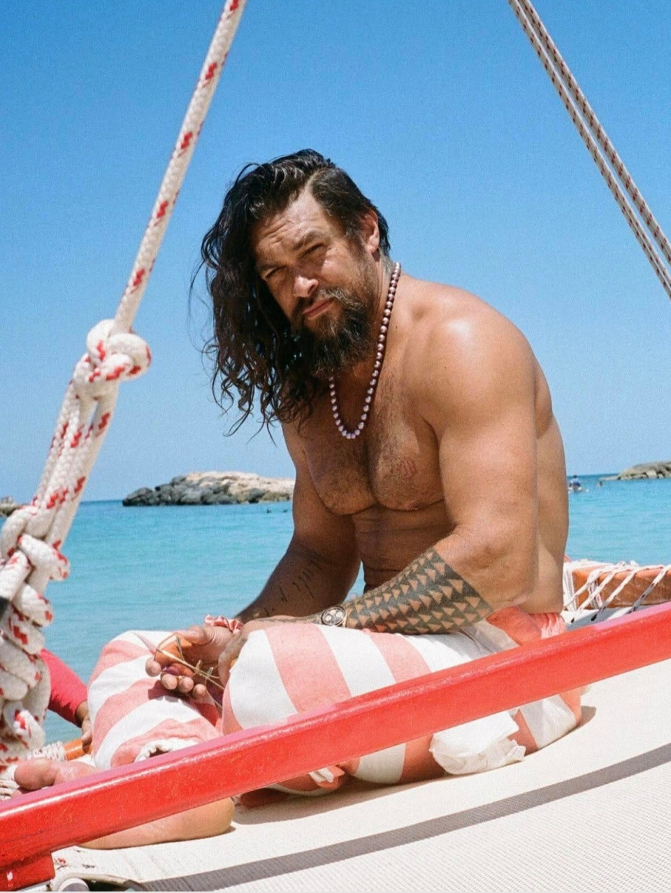 JASON MOMOA 46 éves lett.🎂❤️Édesanyja megtanította őt a régi filmek szeretetére. „A Hátsó ablakot és az Elfújta a szél című filmet néztem. Még a Conan-t sem néztem, amikor felnőttem” – mondta a The New York Time magazinnak arról a filmről, amelynek későbbi adaptációjában főszerepet játszott (Conan, a barbár, 2011). Mégsem gondolta volna, hogy színész lesz. Ez 19 éves korában megváltozott, amikor Oahura költözött, hogy egy kis időt töltsön az apjával. Momoa éppen ingeket hajtogatott egy szörfboltban, amikor meghallotta, hogy a Baywatch Hawaii sorozat helyi színészeket keres. Az üres önéletrajz ellenére felvették, és az 1999-2001 között futó sorozat epizódjaiban láthatjuk őt, amint napbarnítottan és babaarccal szaladgál a homokban, és ezzel beindult a filmes karrierje is.🛟🎬A hawaii-i származású karizmatikus színész ezután a Csillagkapu: Atlantisz sorozatban tűnt fel. Majd olyan filmekben láthattuk mint a Conan, a barbár, a Fejlövés, és ezt követően jött a Trónok Harca, vele együtt a világhírnév. Majd a DC a kezébe adta Aquaman szigonyát és ezzel a DC univerzum része lett. Szerepelt a Dűne című filmben és főszerepet játszott a Netflix bosszúfilmjében, az Édes kislányom-ban. Főgonosz volt a Halálos iramban 10-ben. Önmagát alakította A kaszkadőr című filmben. Legutóbb a hazai mozikban az Egy Minecraft-film-ben láthattuk Jack Black oldalán. Új filmje, az In the Hand of Dante egy év csúszással, de a tervek szerint az idei Velencei Filmfesztiválon mutatkozik be, amelyben Gerard Butler oldalán lesz látható. Legújabb sorozata, A hadvezér mától érhető el az Apple+-on. Legközelebb az új Halálos iramban-filmben, és a Supergirl-ben, valamint a Dűne harmadik részében tűnik fel, és a napokban a film kedvéért még a szakállától is megvált. A Magyarországon forgató színész augusztusban koncertet ad saját zenekarával Budapesten.🎞️🍿Boldog Születésnapot!🥳