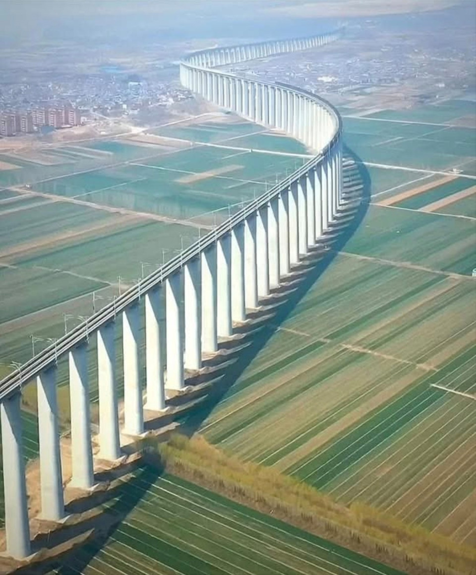 A kínai Haoji vasútvonala, melynek hossza 1813 km,  része  ez a híd!  Évente 200 millió tonna szén szállítására használják, Belső-Mongóliát és Sanhszit köti össze a déli tartományokkal, így a tengeri szállítási időt 20 napról mindössze 3 napra csökkenti vasúton.