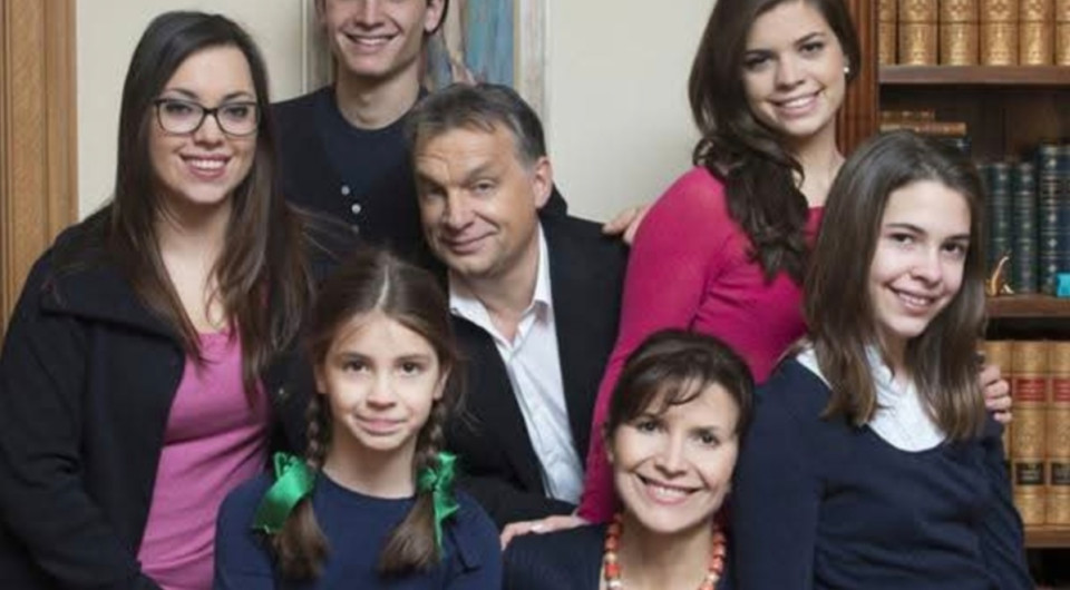 ORBÁN ELSŐ TITKÁRNŐJE NYILATKOZOTTAz Isten óvja meg tőlük Magyarországot! Vass Éva:  “Én, a FIDESZ-adminisztráció egykor volt titkára, úgy hiszem, valamennyire ismerem őket. Ebbe beleértve Orbán Viktor pártelnököt is, az ifjúdemokraták teljhatalmú urát. – Mi, akik ugyanolyan fiatalok voltunk, de nem tartoztunk a ’88-as Bibó-kollégisták soraiba, a legteljesebb bizonytalanságban éltünk, dolgoztunk az Országgyűlési Képviselők Irodaházában. Nálunk alig fiatalabbak, nem egy vonatkozásban jóval tapasztalatlanabb fiúk és lányok döntöttek sorsunkról, egzisztenciánkról. Ők jómódban éltek, ám bennünket, kiszolgáltatottakat szinte fillérekért dolgoztattak, ugráltattak – gyakorlatilag nem is vettek emberszámba. Egyedül nevelem gyermekemet egy újpesti albérletben. Mikor kisfiamat a műtétje után kihozhattam a kórházból, az orvosok azt javasolták, hogy néhány hétig én, az édesanyja, ápoljam, minél többet legyek mellette. Három hétig táppénzért, fél keresetért is vállaltam ezt az időszakot, hiszen nem nekem, hanem gyermekemnek volt rá szüksége…A kényszerszabadság után Orbán behívott a ’Fehér Ház’-beli szobájába. Hanyagul, hátradőlve fogadott, mindkét lábát – amint azt a filmekben is láthatjuk – az asztalra téve.Úgy, ott, rám sem nézve közölte: ők az ország szempontjából kiemelkedően fontos munkát végeznek, így nem engedheti meg egyetlen munkatársának sem azt, hogy mindenféle gyermekápolási ügyek miatt hiányozzak. Annyi időt sem hagyott, hogy megszólaljak s már közölte is: a továbbiakban nem tart igényt a munkámra. – Mire felocsúdtam a kábultságból, már a folyosó végéről kiabálta, hogy ne siránkozzak, ne panaszkodjak, az e havi béremet azért még kifizeti.Így lettem egyik napról a másikra - csak azért mert anya maradtam - munkanélküli, felesleges ember. Miközben dél körül lefelé ballagtam a lépcsőn, azt se tudva, hogy hová-merre menjek – eszembe jutottak azok a levelek, melyeket a választópolgárok, az ország lakosai küldtek a FIDESZ vezetőinek, többnyire Orbán Viktor elnöknek címezve. Eleinte még akadt egy-egy dícsérő levél, de később csak pocskondiázó sorok érkeztek. Sokszor remegve vittem be hozzá a napi postát, hiszen tudtam azt, hogy milyen hiú ember az Elnök magára és a pártjára.Fizetésem maradéka néhány nap alatt elfogyott, szó sem lehetett arról, hogy jogi úton támadjam meg azt az embertelen eljárást, melyet Orbán Viktor gyakorolt velem szemben. Katasztrofális helyzetemben a Nemzetközi Gyermekmentő Szolgálathoz fordultam, mert enni azért kellett a kisfiamnak. – Annyit még el kell mondanom a történetről, hogy a Vezér munkatársai – Kövér László, Deutsch Tamás és még néhány ott lebzselő – szótlanul nézték végig megaláztatásomat. Egyetlen fiatalember szólt csak vígasztalólag utánam, Fodor Gábor, mondván: ’Úgy látszik, a Viktor ma bal lábbal kelt fel…’Mit mondhatok most, 1993 nyarán?  Az Isten óvja attól Magyarországot, hogy ezek a hétköznapi élettől, a kisemberektől elrugaszkodott fiatalok valamikor is hatalomra kerüljenek!” (Vass Éva, Budapest-Újpest, 1993)