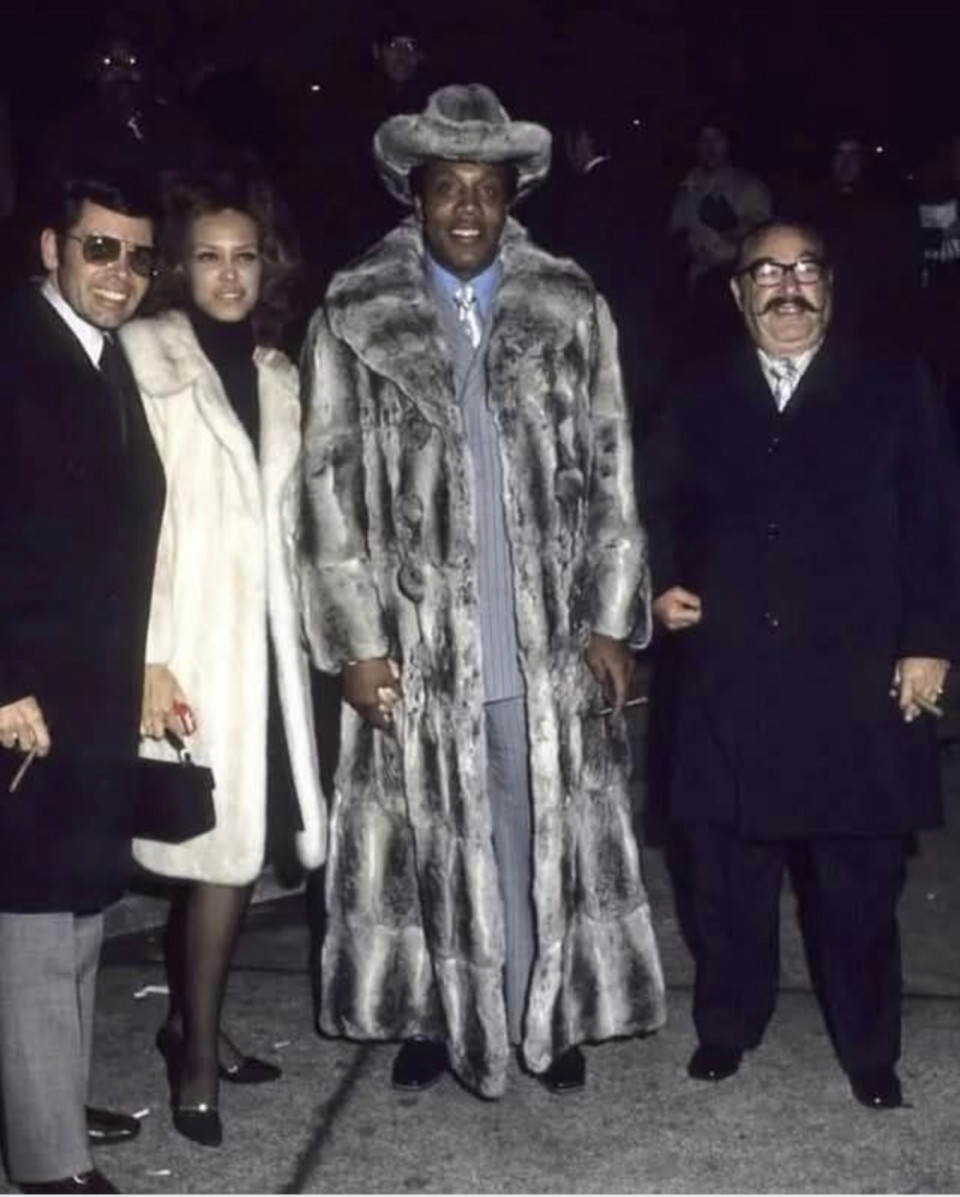 Frank Lucas afroamerikai drogbáró az 1970-es években uralta Harlemet. Ez a fotó 1971-ben készült, amikor egy 100 000 dolláros hódprém kabátot viselt, amikor megnézte Muhammad Ali bokszmeccsét.Toochee