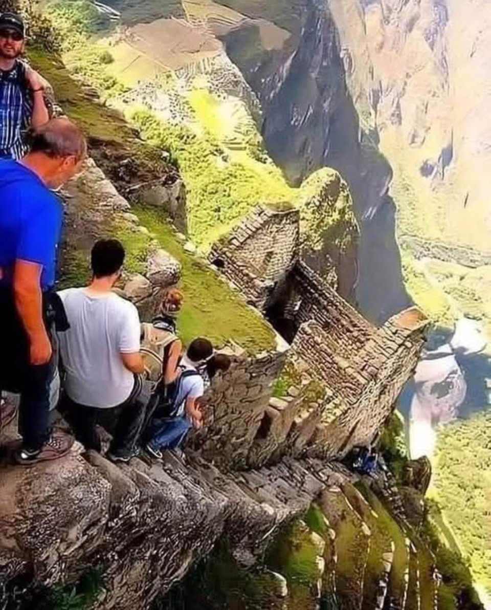 😳 A "Halál lépcsőit" az inkák építették birodalmuk alatt, i.sz. 1438 és 1533 között. A Huayna Picchu-hegyen található ez a lenyűgöző kőlépcsősorozat, amely 2693 méterrel a tengerszint felett emelkedik.A Huayna Picchu csúcsára vezető túra során kihívást jelentő meredek és keskeny lépcsőkkel kell szembenézni, amelyeket a „halál lépcsőjeként” ismernek. Az erőfeszítés azonban megéri: útközben inka teraszokat, szent templomokat és buja növényzetet fedezhetünk fel, beleértve a gyönyörű orchideákat is. Emellett lélegzetelállító panoráma várja a látogatókat, amely egyedülálló perspektívát kínál Machu Picchura és környékére.A Huayna Picchu tetejéről látványos kilátásban lehet részünk, kiemelve Machu Picchu óvárosát és a Hold templomát. Ezek a lépcsők hírhedten keskenyek, annyira, hogy gyakran nem engedik, hogy a mászók mindkét lábát egyetlen lépcsőre tegyék.Ráadásul korlátok és biztonsági elemek nincsenek, így a mászók csak a teraszokon támaszkodnak az egyik oldalra.