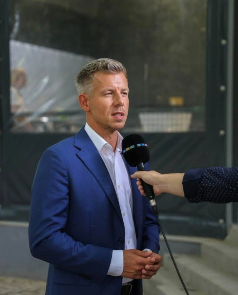 Magyar Péter írásaFókuszban a Nemzeti Bank kirablása.A TISZA-kormány a koncessziós szerződésekkel és az Orbán-kormány gazdálkodásával valamint vagyonkezelésével ellopott közpénzek sorsa mellett a 16 évre visszamenőleg kivizsgálja a Magyar Nemzeti Bank gazdálkodását. Ehhez kapcsolódóan kivizsgáljuk:- az MNB-alapítványok tevékenységét;- az MNB gazdálkodását;- az MNB székház túlárazott, haveri cégekkel végeztetett felújítását;- az MNB üdülőinek építését;- a világ legnagyobb bankrablásában Matolcsy György és családja érintettségét; - a politikai megrendelők és szereplők érintettségét;- az MNB alelnökeinek és Felügyelő Bizottságának esetleges érintettségét; - a nyomozó hatóságok és az Állami Számvevőszék esetleges mulasztását;Az összes szereplő ellen vagyonosodási vizsgálatot indítunk.