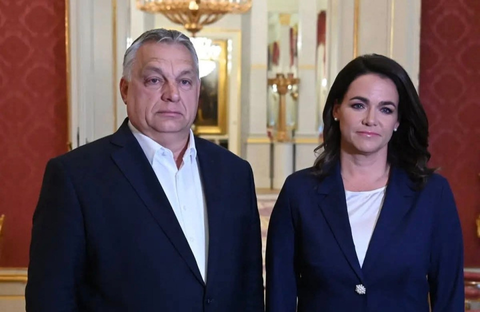 Márki-Zay Péter írásaNOVÁK KATALIN ELNÖKI RUHATÁRA- két év alatt 32.5 millióért vettünk neki szép ruhákatMiközben egyre többen a mindennapi megélhetésükért küzdenek ebben az országban, a politikai elit pofátlan módon és töretlenül élősködik a társadalom felett.Nem volt elég a sztárgázsi, a külön személyzet, a szolgálati autók, a luxusvilla, a különrepülő, most azt is megtudtuk, hogy mi, adófizetők fizettük a köztársasági elnök asszony teljes ruhatárát is. (Ahogy az utódjáét is.)Ráadásul Novák Katalint miután lemondatták, a "munkássága" 2 éve alatt 32,5 millió forintnyi közpénzből vásárolt ruhatárát gyakorlatilag ingyen hazavitte.Több száz darab ruhát, cipőt, kiegészítőt, köztük félmilliós hernyóselyem estélyiket. És a legpofátlanabb, hogy egyes darabokat - amiket nem adtak ingyen - bagóért vásárolt meg. Például egy 450 ezres estélyit 28 ezerért...Ez nem közszolgálat, nem tisztségviselés és nem is keresztény református hozzáállás, amelyre Elnök asszony oly gyakran és büszkén hivatkozott. Elképesztő és arcátlan urizálás, a közpénzek lenyúlása ez is, amiből mára érthető módon elege lett az országnak.Ennek a nagyzoló, harácsoló, a nép nyakán történő élősködésnek egyszer s mindenkorra véget kell vetni!Aki a hazáját akarja szolgálni a jövőben politikusként, tegye azt becsülettel, alázattal, tisztességgel. Aki pedig gazdag akar lenni, álljon a saját lábára, saját erejéből, tehetségéből vállalkozzon és ne az államkassza csapolására specializálódjon.Az új kormánynak pedig hivatalba lépése után haladéktalanul meg kell kezdenie az elszámoltatást. Mert aki a saját hazájának javait, erőforrásait hatalmával, befolyásával űzérkedve elherdálta, elsikkasztotta, hűtlenül kezelte, vagy akár csak mindezek felett szemet hunyt, annak a helye nem a politikában van, hanem a bíróság előtt, majd pedig a börtönben.Ezt nevezik igazságtételnek, amellyel az ország új vezetése hivatalba lépése pillanatától kezdve adósa lesz a társadalomnak mindaddig, míg az utolsó - állami pénzek felett döntési kompetenciával rendelkezett - bűnöző is a börtönbe nem kerül.