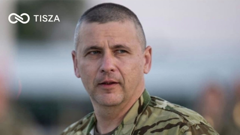Dr.Ruszin-Szendi Romulusz írása<br />A kecskeméti légibázison történt betörés nem egyszerűen biztonsági hiba – ez egy államtitkokat érintő, katonai katasztrófa.<br /><br />Ismeretlenek akadálytalanul vágták át a kerítést, majd hozzáfértek a MiG–29-esek lokátorrendszeréhez tartozó, minősített alkatrészekhez. Ez nemcsak a Magyar Honvédség eszközeinek, hanem a NATO szövetségi biztonságának a megsértése.<br /><br />Szalay-Bobrovniczki Kristóf miniszter úr, a kérdések világosak:<br /> • Milyen állapotban van valójában a katonai objektumok őrzése, ha egy szövetségi légibázis védelme így áttörhető?<br /> • Hogyan lehet, hogy a riasztórendszer, a járőrözés és a technikai felügyelet semmit nem érzékelt?<br /> • Mi garantálja, hogy a következő célpont nem egy aktív fegyverrendszer vagy titkos dokumentum?<br /><br />Mert a fényes külsőségekben, a díszszemlékben és a kamerák előtti pózolásban kétségtelenül jeleskedik a vezetés.<br />De a valóságban – amikor csendben kellene, hatékonyan, láthatatlanul védeni a hazát – a mérleg üres.<br /><br />Ez az ügy nem magyarázkodást kíván. Ez teljes felelősségvállalást és azonnali intézkedéseket követel. Mert amíg a propaganda rendben van, addig a honvédelem éppen összeomlik a saját kapujában.