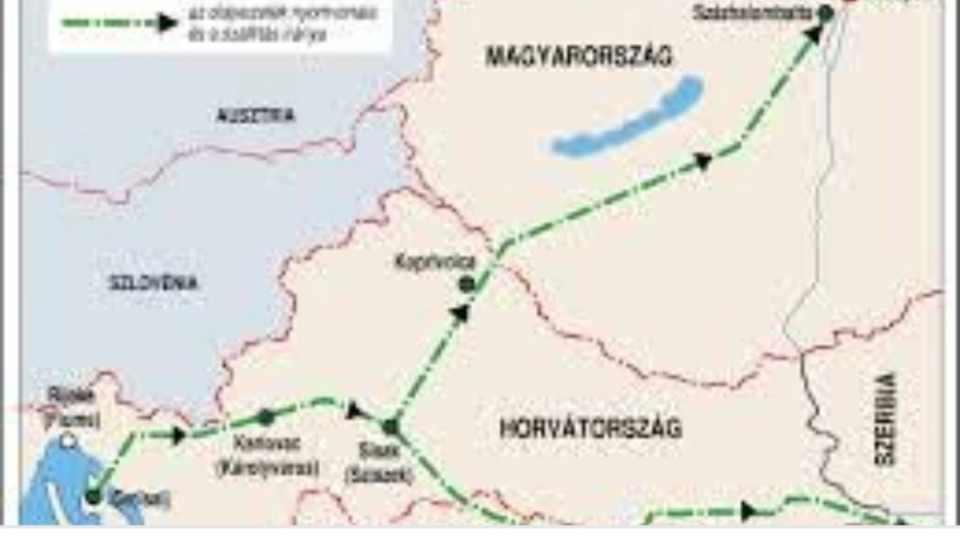 Juszt László írásaOrbán ismét a tudatlanságát bizonyítja, vagy készakarva hazudott - ezúttal - Trumpnak, amikor ezt írta:“Öt napja,…Ukrajna dróntámadásokat hajtott végre az oroszországi Barátság kőolajvezeték ellen. Ez a vezeték látja el Magyarországot és Szlovákiát, mely országoknak ez az egyetlen nyersolajforrásuk. Magyarország üzemanyaggal és villamos árammal támogatja Ukrajnát, viszonzásképp ők meg lebombázzák a minket ellátó vezetéket. Ez egy nagyon barátságtalan lépés! …”Tény:Magyarország olajigénye évente kb. 6,2 millió tonna, Szlovákia igénye pedig kb. 5,2 millió tonna - együtt 11,4 millió tonna.A magyarországi Adria–Friendship I kőolajvezeték éves kapacitása maximálisan 14 millió tonna. A jelenlegi használat ennél jóval alacsonyabb, csupán 2,1 millió tonna szerződéses mennyiség van lekötve 2025 végéig. Tehát kijelenhetjük: Orbán hozza szokott formáját.