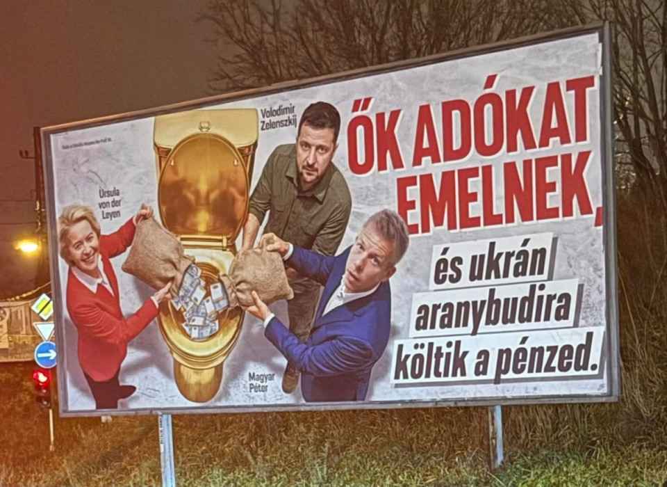 Tarjányi Péter írásaArany WC, korrupció, Brüsszel, adó, Zelenszkij, Magyar Péter, Von der Leyen – mindez egyetlen plakáton, az egész országban.Ennek nincs valódi hatása.Nem győz meg senkit, legfeljebb indulatot kelt.Hosszú távon ez inkább kontraproduktív szerintem a Fidesznek, de ez legyen az ő bajukEngem más zavar.Az, hogy miközben arany vécével próbálnak hergelni, megint elköltődik egy valag pénz ostobaságra.Közpénz. A mi pénzünk.És nem az a bajom, hogy ezzel nincsenek tisztában a kormányoldalonhanem az, hogy valójában IGEN.Arról nem beszélve, hogy pontosan tudják ez nem tájékoztatás.Nem vita. Hanem gusztustalan hangulatkeltés.És mégis megcsinálják.Újra. Meg újra.Gáz…Ha megosztod a véleményem megköszönöm. Köszönöm.