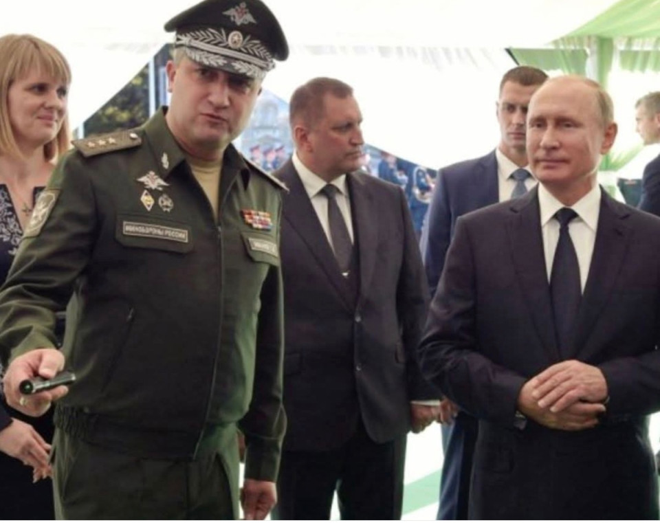 😳A bíróság lefoglalta az orosz védelmi miniszterhelyettes, Timur Ivanov hihetetlen vagyonát 🇷🇺🤯:— 35 autót;— Szófia Volkonszkaja kúriáját Moszkva központjában;— 11 telket Karéliában és a Moszkvai területen;— egy egész kúriát a Tveri régióban, a Volga partján;— egy házat a szuperelit Razdory faluban;— 30 darabból álló, kulturális értéket képviselő festménygyűjteményt;— 26 darab ritka fegyvert;— 10 antik nyomtatványt;— több mint 40 pár luxusórát ⌚✨;— több mint 2,5 kg arany-, platina- és ezüstékszert gyémántokkal, rubinokkal, zafírokkal, smaragdokkal és más drágakövekkel 💎💎💎;— valamint 340 millió rubelt 💸.A tárgyaláson Ivanov felesége azt állította, hogy ő aztán semmiről sem tudott… 😂😂😂