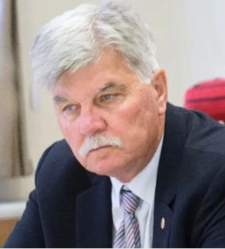 Márki-Zaj Péter írásaKamerák előtt tépte szét Fidesz-tagkönyvét:„MÁR A HALLGATÁS IS HAZUGSÁG LENNE”- mondta Beke Mihály András, amikor kamerák előtt tépte szét a Fidesz-tagkönyvét.A volt diplomata szerint Orbán Viktor a nemzetpolitikát csupán politikai termékként árulja, és most végleg elárulta a határon túli magyarokat, amikor a magyarellenes román politikust, George Simiont dicsőítette.Beke szerint a nemzetpolitikát eszközzé silányító Orbán nemcsak a külhoni magyarságot, hanem a nemzeti szuverenitás hitelességét is elárulta.Azt is elmondta, miért hallgatott eddig. A megélhetése múlott rajta. Most viszont már nem hallgathat tovább.Beke úr ezzel rátapintott az egyik lényeges pontra. Sokakat ugyanis már nem a Fideszhez vagy Orbán lealjasult rendszeréhez való hűség tart fogva, hanem a puszta egzisztenciális függés. Ahogy és amint látom, például a nem fideszes polgármesterek többségét is a félelem és az egzisztenciális kiszolgáltatottság vezeti, és a könnyebbik utat, a csendes megalkuvást választják. Mert ha a párt öklével, a helyi országgyűlési képviselővel vagy választókerület elnökkel meggyűlik a bajuk, akkor nekik meszeltek.Egyik kollégám mesélte, hogy jó pár évvel ezelőtt találkozott egy ma is fideszes országgyűlési képviselővel, aki ráömlesztette a panaszait. Elmondta, hogy Xanax-szal (nyugató) kel és fekszik, mert már nem bírja elviselni, ami a frakcióban és a pártban zajlik. Amikor a kollégám megkérdezte, hogy akkor miért nem lép ki, nagyjából ugyanazt válaszolta, mint most Beke Mihály András. A pedagógusi fizetéséből nem tudna megélni, és ha rákerülne a Kubatov-listára, akkor kicsinálnák őt is, és sehol sem kapna munkát.Szóval nincs két Fidesz!Nincs egy hazafias, mélymagyar, keresztény, család- és emberbarát Fidesz… meg egy másik. Egyetlen Fidesz van, amely 15 év kontroll nélküli kormányzása alatt szétlopta, szerkezetileg is leépítette az országot, szétverte a jogállami intézményeket, darabjaira szedte a társadalmat, így törve meg a nemzet gerincét. Gyűlöletet szít, uszít, felégette az emberi és diplomáciai kapcsolatokat, és ami talán a legveszélyesebb, hogy leuralva telepszik rá a társadalom egészére, és amint látjuk, még a saját embereire is.A Fidesz már nem párt és nem is egy kormányzóképes politikai erő, hanem egy destruktív szekta, amely még a saját tagjait is magához láncolja.Tudom, nehéz, de van belőle szabadulás!Kedves fideszes barátaink, ne féljetek!Nem bűn, ha fideszesek vagy fidesz-szavazók voltatok. Én is 2010-ig a szavazójuk voltam. Sokan vagyunk, akik egykor ugyan vakok voltunk, de most már látunk.A bűn az - és fáj kimondani - ha akkor is fideszesek, vagy fideszes szavazók maradtok, amikor már láttok!ÉBRESZTŐ, MAGYARORSZÁG!🇭🇺