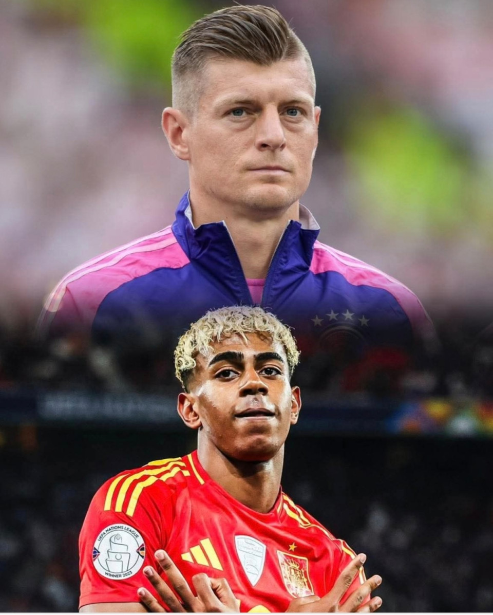 🎙️| Toni Kroos: „Akik fociznak, azok azt csinálják, amit szeretnek, és rengeteg pénzt is keresnek vele, szóval nincsenek köztük szegény emberek! Én a minőséget értékelem, és ahhoz, hogy a meccsek színvonala magas maradjon, a játékosoknak frisseknek kell lenniük - fizikálisan és mentálisan is egyaránt. Viszont ez egyre nehezebb. Már játékosként is ezt mondtam, és azóta sem változott a véleményem: túl sokat játszunk."💬 „Nem lehet 11 hónapon keresztül ugyanazzal az intenzitással és érdeklődéssel játszani. Ezért nem szeretem ezeket az új tornákat, mint a klubvilágbajnokság vagy a Nemzetek Ligája. Kevés a pihenés, kevés a szabadság. Nehéz elhinni, hogy ezen a szinten bármi is változni fog a futballban. A döntéshozóknak fontosabb a pénz, mint a játékosok egészsége vagy a futball minősége"💬 „Az élet nem csak egy irányba vezet. Mindenki maga dönti el, mikor van itt az ideje a váltásnak. Számomra ez volt a tökéletes pillanat. Mindig is a csúcson szerettem volna abbahagyni. Az utolsó szezonom volt az egyik legjobb a pályafutásomban, megnyertük a La Ligát és a Bajnokok Ligáját a Madriddal, a német válogatottal pedig egy remek Európa-bajnokságon voltunk túl, ez volt a tökéletes pillanat. Nem akartam belekerülni abba a helyzetbe, hogy kevesebbet játszom, többet ülök a kispadon és fájdalmakkal küzdök."Lamine Yamalról:💬 „Én is 17 évesen csatlakoztam a Bayern első csapatához, de nem voltam Lamine Yamal szintjén. Amit ő csinál, az felfoghatatlan. Még soha nem láttam ehhez hasonlót ebben a korban. Ami miatt igazán különlegesnek tartom ezt a fiút, az az, hogy nehéz pillanatokban mindig helytáll, mindig mutatja magát, kéri a labdát. És ez 17 évesen nem normális dolog... Fontos ugyanakkor a teljesítmény állandóságáról is szót ejteni, mert a természetes tehetség az esetében nyilvánvaló. Mindig azt mondom, hogy egy karrier nem sprint, hanem maraton. Majd meglátjuk, mi történik vele a következő öt vagy tíz évben, hogy tovább fejlődik-e, és hogyan reagál a pályán kívüli futballal kapcsolatos dolgokra. A sikerről ugyanis sokszor nem csak az dönt, mi történik a pályán, hanem az is, ami azon kívül. Nagy hatása van, és jól kell majd ezt kezelnie."Kroos arról is beszélt, hogy a Real Madrid még mindig keresi azt a játékost, aki az ő szerepét pótolhatná:💬 „Igaz, hogy a Real Madridnál hiányzik egy olyan típusú játékos, mint én, és még mindig keresnek valakit erre a posztra. De én nem térek vissza, és ezt ők is tudják."💬 „A gond az, hogy ilyen játékosból nincs sok, és akik vannak, azokat sem könnyű megszerezni."