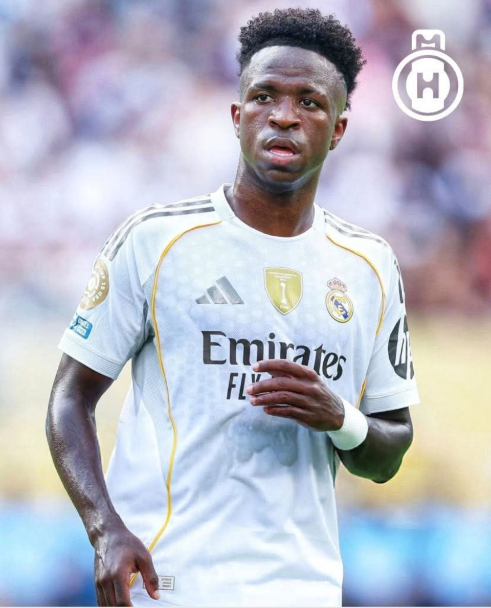 ⚠️A Real Madrid és Vinicius Jr. kapcsolata válságos pontra jutott, mivel a szerződéshosszabbítási tárgyalások megrekedtek, mert Vinicius a legjobban fizetett játékos akar lenni, meghaladva Kylian Mbappé 15 millió eurós nettó éves fizetését – írja a SPORT.🚨Vinicius, akinek jelenlegi szerződése 2027-ig szól 15 millió eurós nettó fizetéssel, évi 30 millió eurót kér, jelentős hosszabbítási bónusszal.⏺️A Real Madrid, Florentino Perez szigorú bérpolitikájához ragaszkodva, hajlandó 20 millió euróra emelni a fizetését, de nem akarja megbontani a bérrendszert, tartva más sztárok, például Mbappé és Jude Bellingham hasonló igényeinek láncreakciójától.▶️A klub, frusztrálva Vinicius táborának pénzügyi nyomása miatt, komolyan fontolgatja, hogy nyáron eladja őt hatalmas összegért, akár 100 millió euró felett, hogy elkerülje a transzferérték csökkenését, ahogy a szerződése az utolsó évéhez közeledik.🔴Szaúd-Arábiából érkező, ötéves 1 milliárd eurós ajánlat és európai klubok, például a Chelsea érdeklődése, ahol a Real Madrid Cole Palmert figyeli, tovább fokozza a spekulációkat.🔻A klub vezetősége úgy véli, Vinicius mostani eladása fenntarthatja a csapat egyensúlyát és pénzügyi stabilitását, különösen, mivel a 16 éves akadémiai tehetség, Bryan Bugarin hasonló profilú jövőbeli sztárként tűnik fel.