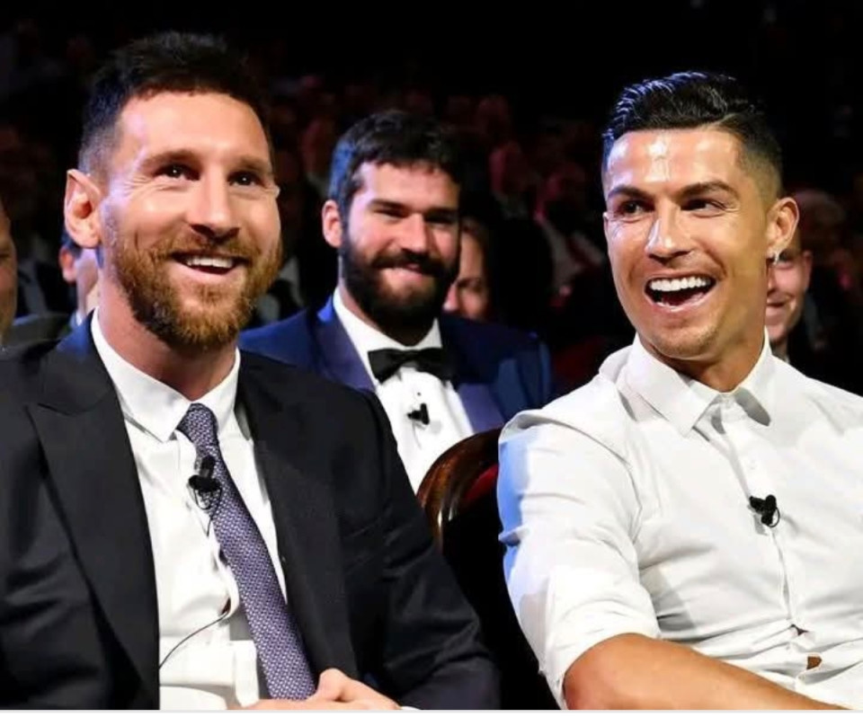 Cristiano Ronaldo: „Természetesen rajongok Leo Messiért. 15 éve vagyunk együtt a színpadon.”„Emlékszem, hogy fordítottam neki angolul a gálákon, mert nem beszélt jól angolul. Mindig jól bánt velem és tisztelt”A szurkolók mindig húznak vele, de nem haragszom érte.
