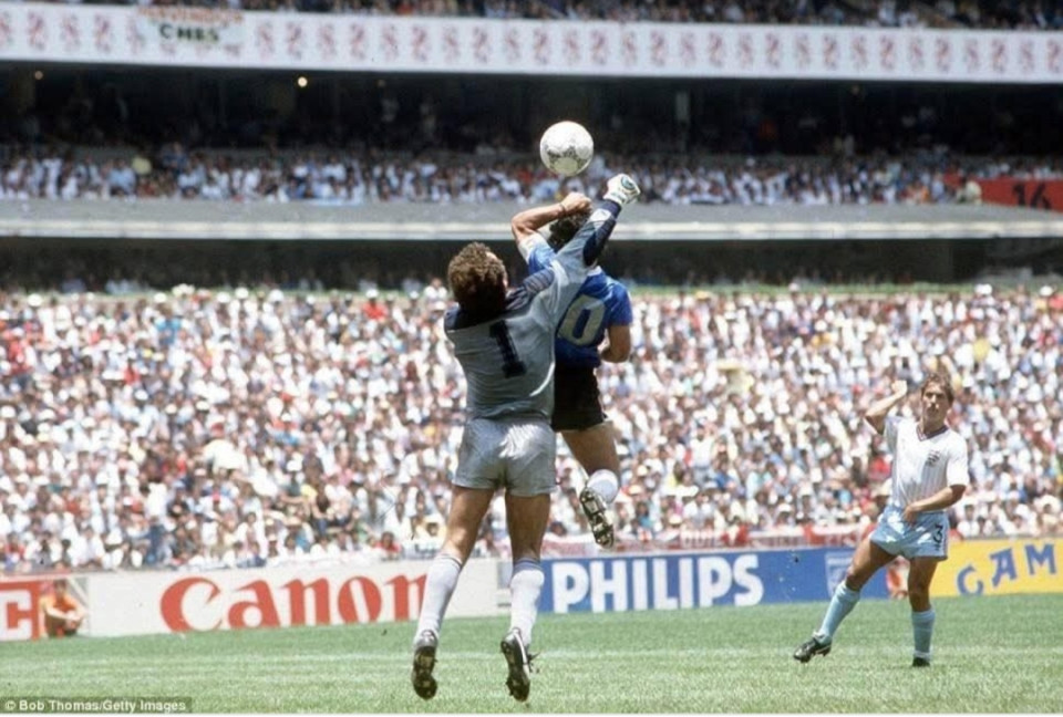 3️⃣9️⃣ éve ezen a napon történt: ‘Isten keze’1986. június 22. világbajnoki negyeddöntőArgentína - Anglia 2:1 Gólszerzők: Maradona 51’, 55’ ill. Lineker 81’Maradona: „Vártam a csapattársaimra, hogy jöjjenek, ünnepeljenek engem, de nem jött senki. Mondtam nekik, hogy gyertek hozzám és öleljetek meg, vagy a játékvezető nem fogja megadni a gólt”. A gólt „egy kicsit Maradona feje és egy kicsit az Isten keze szerezte.”