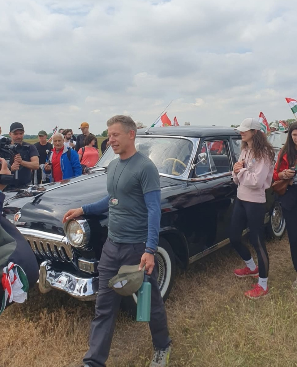 Valahol Darvas és Zsáka között félúton a mező közepén az Old Timeresek tették tiszteletüket kifejezetve, hogy ők is velünk vannak❤️🤍💚Nemzetünk egységben🌊🌊🌊Köszönjük Nektek is✌️✌️✌️ Péter Magyar