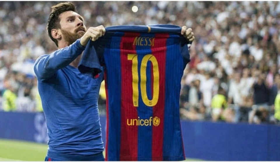 Marcelo: "Amíg élek, soha nem felejtem el ezt a pillanatot... A meccs elején láttam, hogy Messi a földön fekszik, vérzik az arca, és mindenki áll. Ránéztem, és azt kérdeztem magamban: "Vége? Ez lesz az az  Clásico amin nyerünk?" De tévedtem... Messi nem állt fel, hogy sárga lapot kérjen, nem panaszkodott, nem sikoltozott... Vett egy zsebkendőt, megtörölte a vért az arcán, és felkelt, mintha mi sem történt volna."Aznap este... gólt lőtt, cselezett, gólpasszt adott  és az egész Bernabéu elhallgatott. Az utolsó pillanatokban szerezte a győztes gólt... és ezrek elé emelte a mezét, Mintha azt mondaná: "Vérzik? Igen. Fáj? Igen. Feladta? Nem...Attól a naptól kezdve megértettem, hogy ez a játékos nem csak egy tehetség... Harcos, hideg elme, és nem hátrál meg semmitől.Messit sehogyan nem lehetett megállítani, tőle minden játékos tartott, mert tudták, hogy bármelyik pillanatban megvillanhat! ❤️💙
