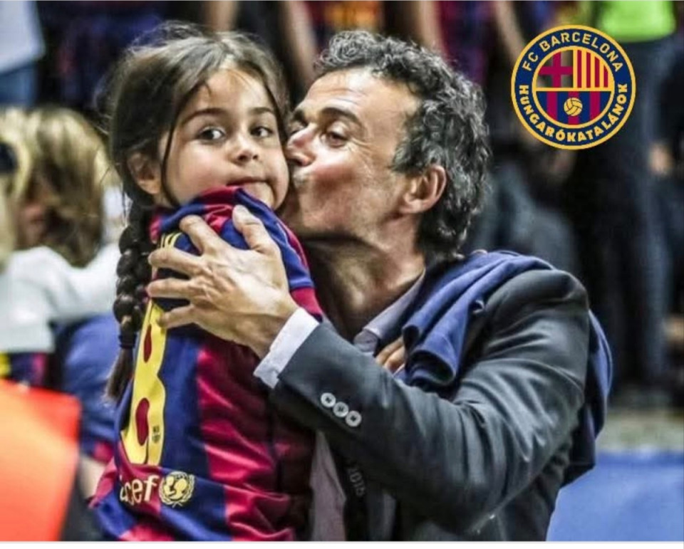🇪🇸 Tegnap volt 6 éve hogy Luis Enrique elvesztette lányát, Xanát. 💔Amikor Enrique legutóbb bejutott a Bajnokok Ligája döntőjébe, a lánya is ott volt.👼 Elképzelhetetlen fájdalom után visszatért a Bajnokok Ligája döntőjébe, és most egy angyallal lesz ott:„A lányom 9 csodálatos évre velünk élt, de most is él, mert ameddig beszélünk róla, akkor soha nem hal meg.