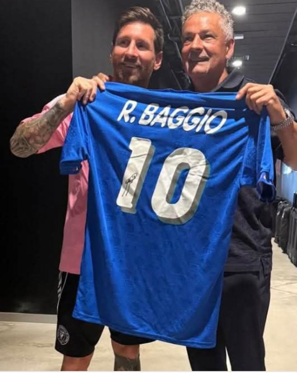 Lionel Messi az Egyesült Államokban találkozott az olaszok egykori Aranylabdás játékosával, Roberto Baggióval, és a találkozás örömére az olasz legenda egy 1994-es mezével lepte meg őt."Milyen csodálatos látvány! Köszönöm, Roberto, ezt a különleges és jelentőségteljes ajándékot, és a kellemes beszélgetést, amit folytattuknk. Egy igazi zseni vagy, a futball történelmi legendája. Mindig örömmel látunk, ha meg akarsz nézni bennünket" - írta Messi a közösségi oldalán."Leo Messi a világ legjobbja. Amikor úgy dönt, hogy gólt szerez, akkor gólt szerez. Imádtam volna együtt játszani vele, még ma is szeretnék" - fogalmazott Baggio.