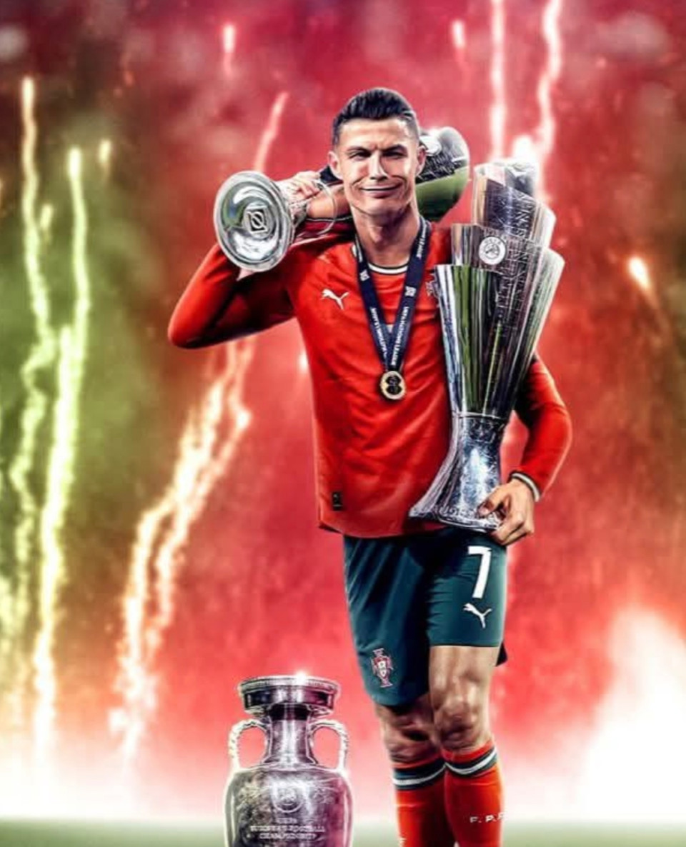 Cristiano Ronaldo 40 évesen úgy örül egy Nemzetek Ligája győzelemnek, mintha az élete múlott volna rajta. Őt ez élteti. A befektetett munka, az eredményesség és az hogy a 100%-ot odategye az edzésen, a konditeremben, a mérkőzésen...Soha nem felejti mekkora utat járt be Madeira szigetéről indulva. Onnantól hogy megkapta az élettől a lehetőséget nem ereszti, nem pihen, nem elégedett és nem dől hátra. Ezt a szenvedélyt, elhivatottságot és alázatot nem lehet nem tisztelni. Nem lehet elmondani. Nem lehet tanulni. Ez vagy megvan vagy nincs. Egy pillanatra nem fecsérelte el soha a tehetségét, mert beletette a kemény melót. A labdarúgás illetve a munka szerelmese. Megszállotja. A sikeré. A versengésé. Versenyez az idővel, a többi játékossal és saját magával. Ha 100 gólt rúg akkor 200-at szeretne. Nem tágít míg nem éri el. A neve sosem fog feledésbe merülni. Korszakos zseni. Csodálatos karrier, csodálatos játékos. 👏⚽