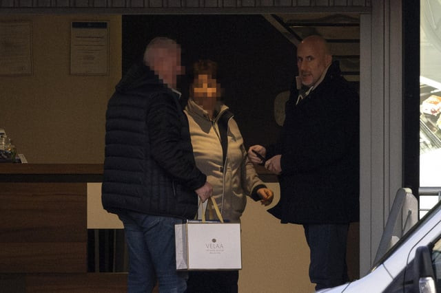 Mai kis apró hírecske a Szőlő utca mellett, pedig egy újabb, sok tízmilliárdos nyílt lopás: az állam MEGVESZI AZT, AMIT KORÁBBAN GYAKORLATILAG INGYEN ÁTJÁTSZOTT a 4IG-nek. Korábban ugyanis egy szemtelen mutyival, trükkös részvénycserével játszotta át az állami tulajdonú Antenna Hungáriát és ezzel a földi műsorszóró infrastruktúrát Orbán haverjának, Jászai Gellért cégének.Most pedig ugyanezt visszavásárolja tőle. Ha egyszer tényleg lesz rendszerváltás, ez a buli sem maradhat ki a felelősségre vonás alól, annyira nyílt, annyira szemtelen és annyira sok pénzt érint.Nagy valószínűség szerint nincsen másról szó, mint hogy a bajban levő 4IG-t kisegíti pár tíz milliárddal a hatalom (hogy mennyivel, azt egyenlőre nem hozták nyilvánosságra).2 éve már történt hasonló, amikor az állam úgy vette meg Jászaitól 68 milliárdért a Digit, hogy arra az égadta világon semmi szüksége nem volt.A mellékelt fotót Németh Dániel készítette, amikor Jászai Gellért magángépével jött haza Orbán Sára a Maldív-szigetekről. Hát, átkozottul sokat fizetett ezért a nyaralásért Orbán papa. Az Önök pénzéből!Hadházy Ákos