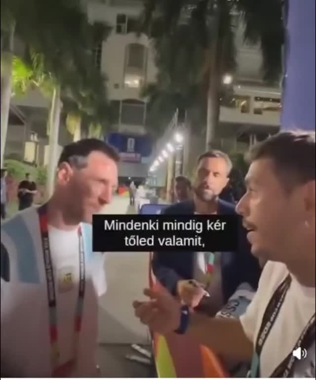A Vatikánban megáldott rózsafüzért kapott Lionel Messi ajándékba egy újságírótól, a  világklasszis labdarúgó láthatóan elérzékenyülten fogadta.   Julian Pérez Regio ezúttal nem egy kérdést tett fel, hanem váratlanul azzal szólította meg Messit, hogy szeretne egy apró ajándékot átadni: ezt követően adta át a rózsafüzért, amely mellé egy megható kis "beszédet" is tartott, megköszönve az argentinok nevében azt a sok örömöt, amit Messi eddig szerzett nekik☝  Messi jól láthatóan meglepődött és elérzékenyült, megölelte az újságírót és eltette a rózsafüzért. 