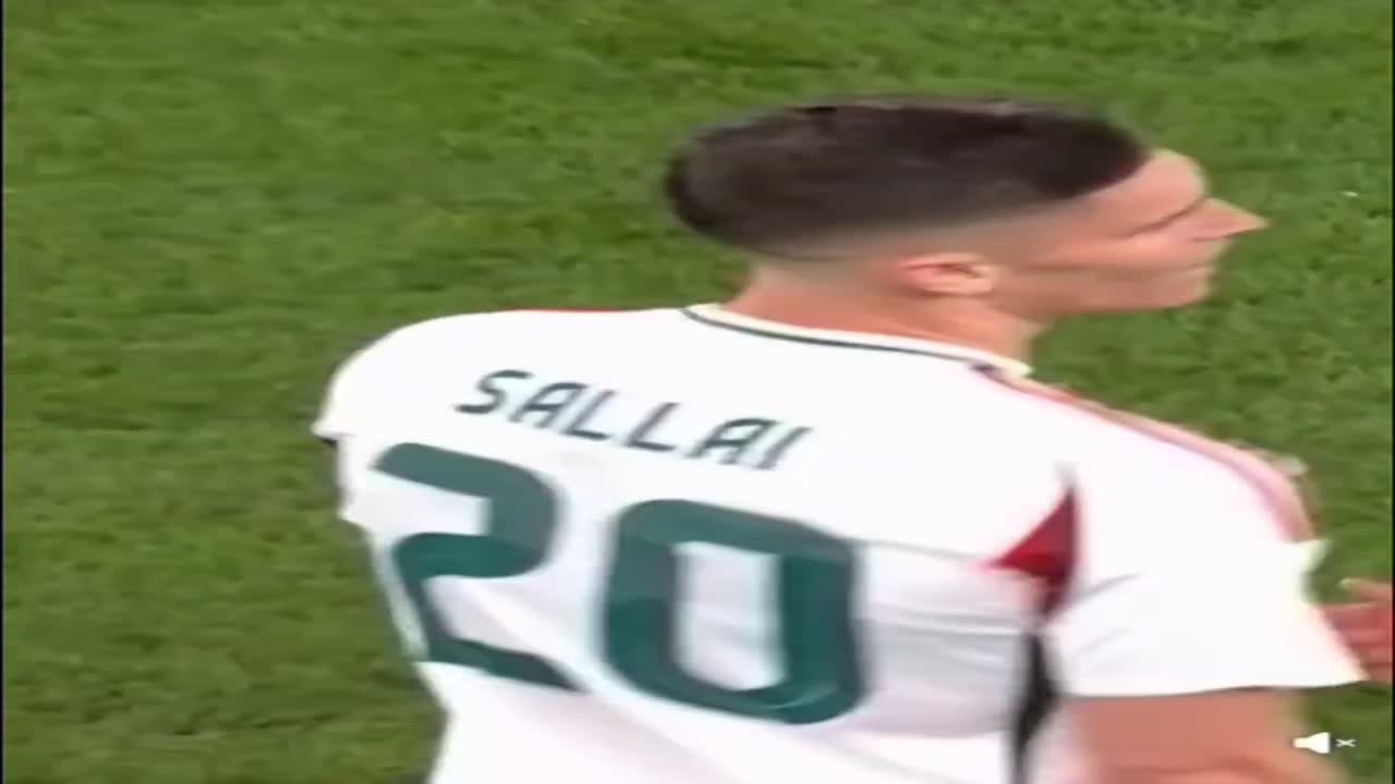 Ezért a belépőért kapott piros lapot Sallai Roland az írek elleni vb-selejtezőn. 😕 🟥