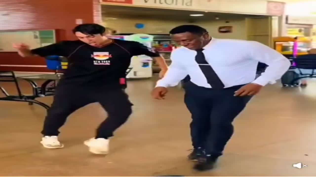 Ragadós a jókedv a buszpályaudvaron😍