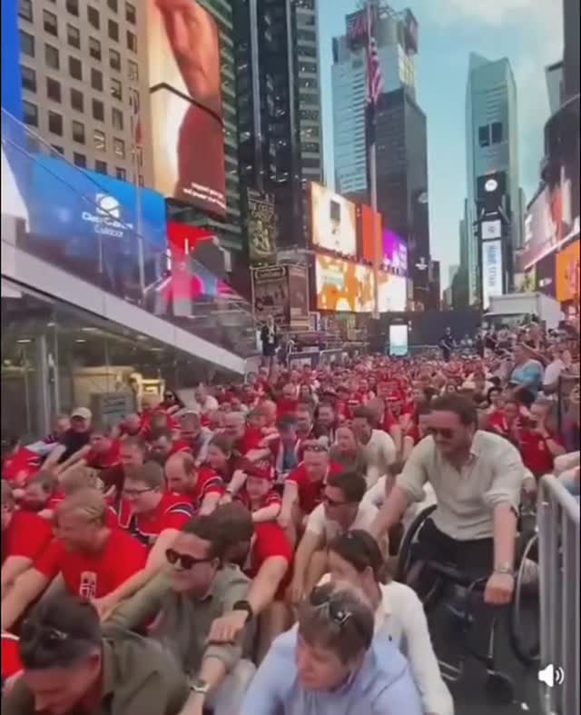 A norvégok ikonikussá vált evezése meghódította a Times Square-t is. 🚣‍♂️🇳🇴  📽️: X/Barstool Sports